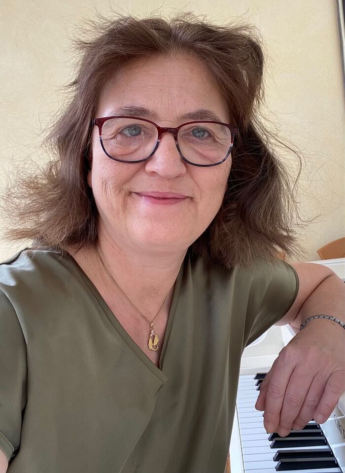 Hanne Jäger, Inhaberin von Jäger Bestattungen, am Klavier