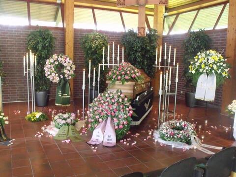 Grabstätte mit Blumenschmuck – Bild 2