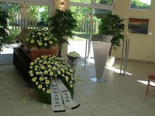 Aufbahrung mit Blumenschmuck in der Trauerhalle